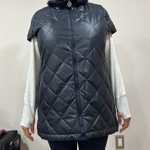 Navy blue quilted vest with fleece lining. - Picture 6 of 10